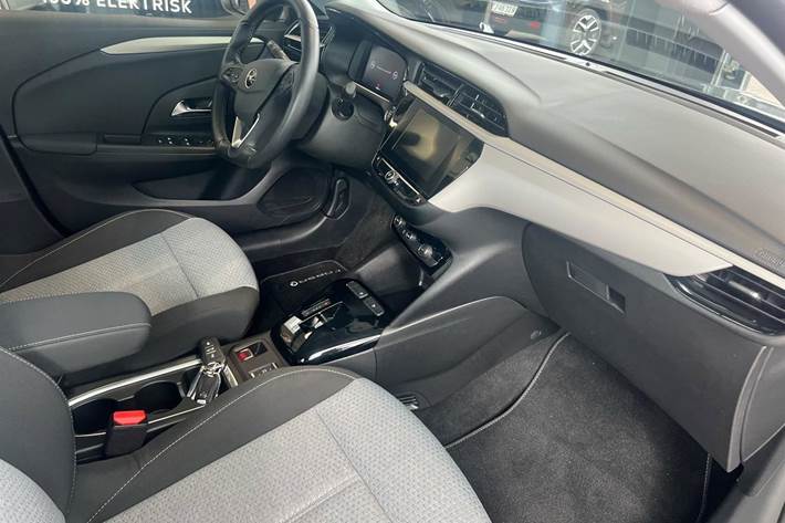 Grå Opel Corsa-e fra 2023