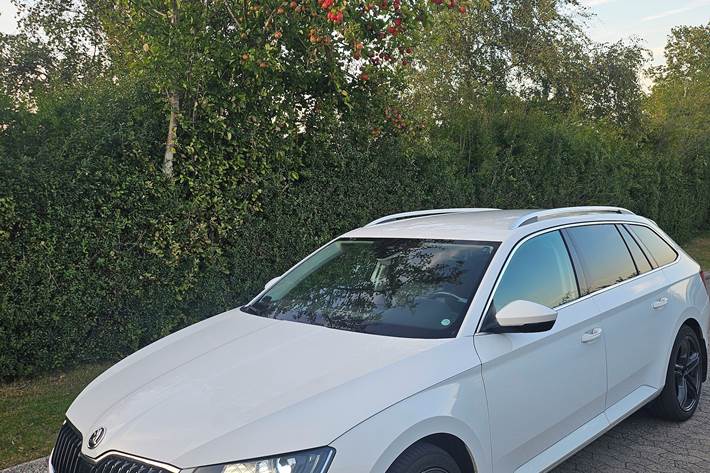 Hvid Skoda Superb fra 2017