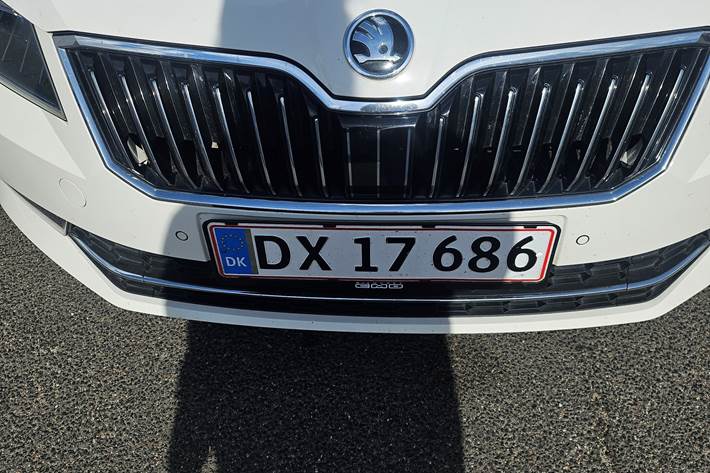 Hvid Skoda Superb fra 2017
