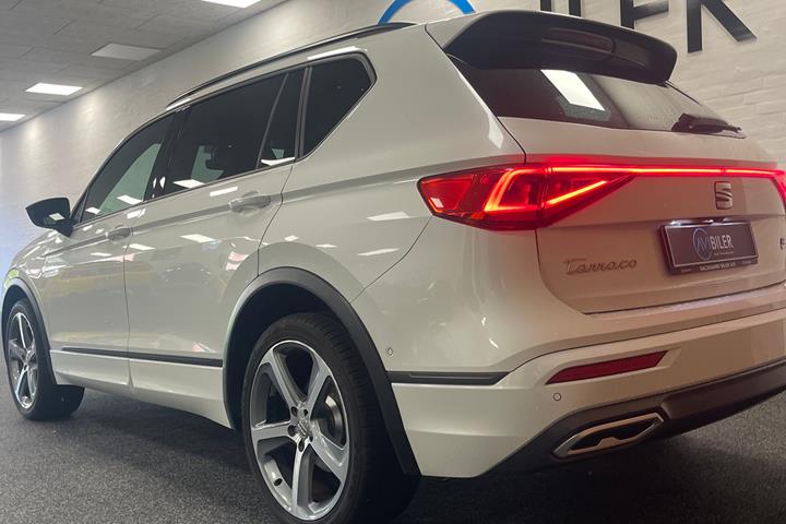 Hvid Seat Tarraco fra 2021 set udefra