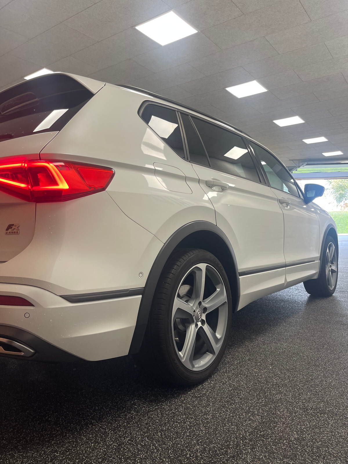 Hvid Seat Tarraco fra 2021 set udefra