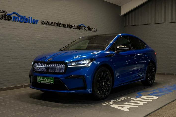 Blå Skoda Enyaq fra 2023 set udefra