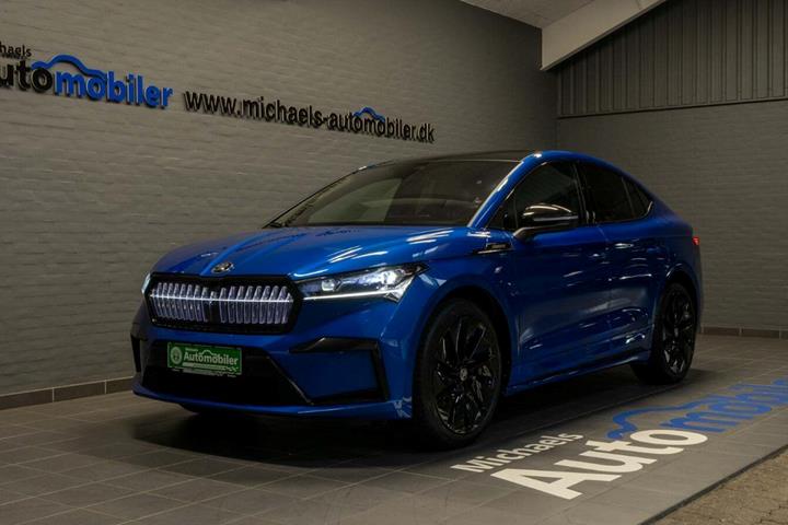 Blå Skoda Enyaq fra 2023 set udefra