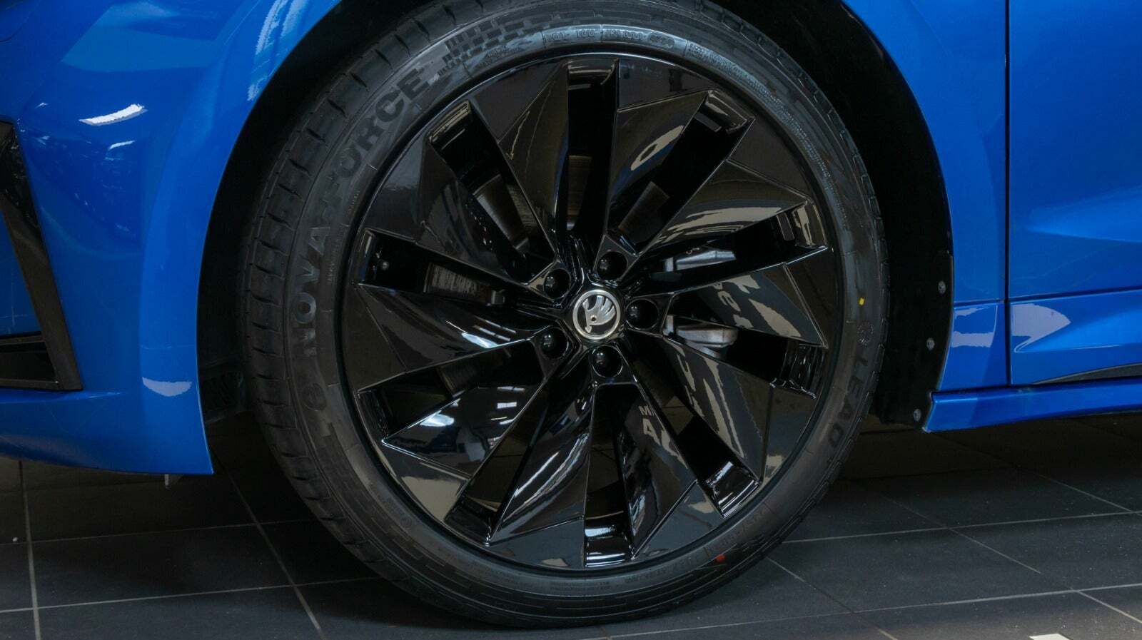 Blå Skoda Enyaq fra 2023