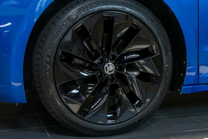 Blå Skoda Enyaq fra 2023