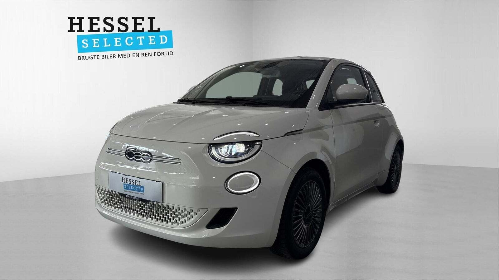 Hvid Fiat 500e fra 2022 set udefra