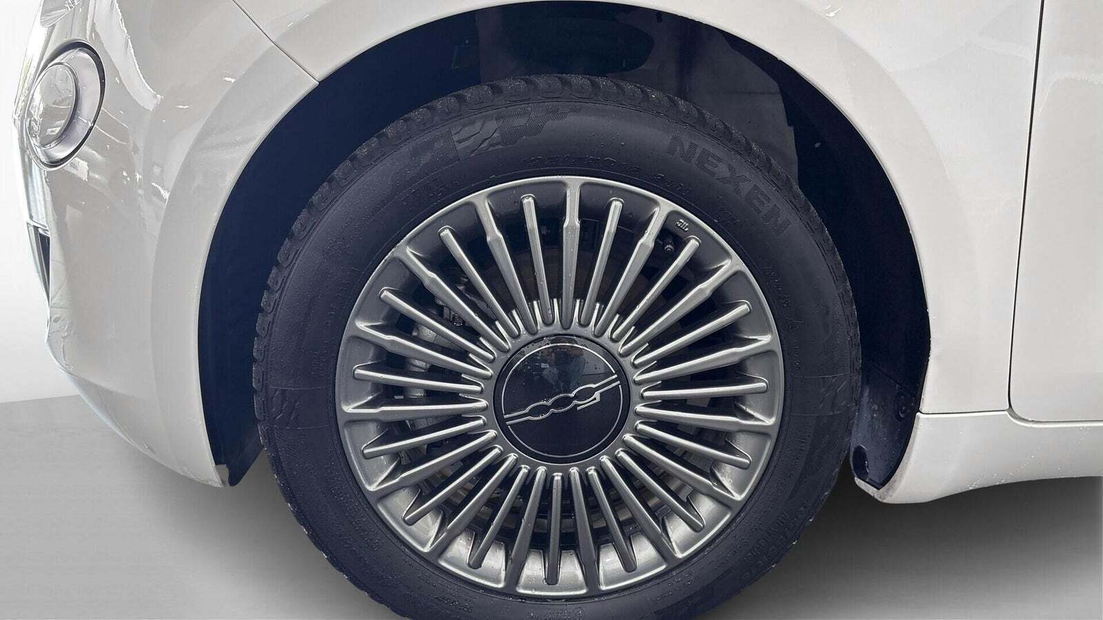 Hvid Fiat 500e fra 2022