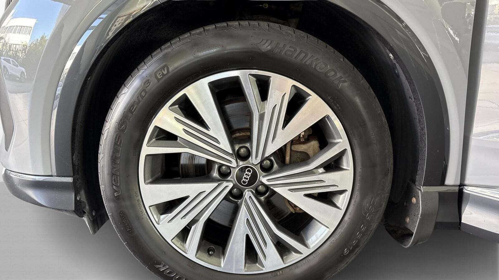 Grå Audi Q4 e-tron fra 2023