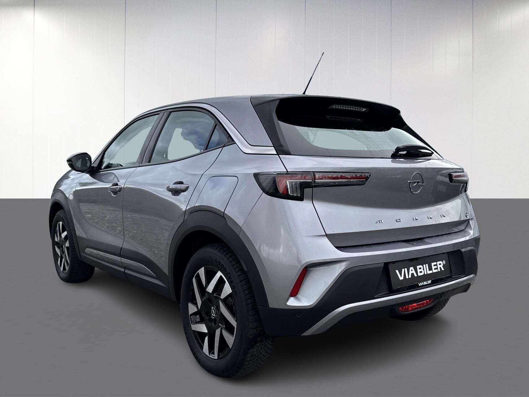 Grå Opel Mokka-e fra 2023