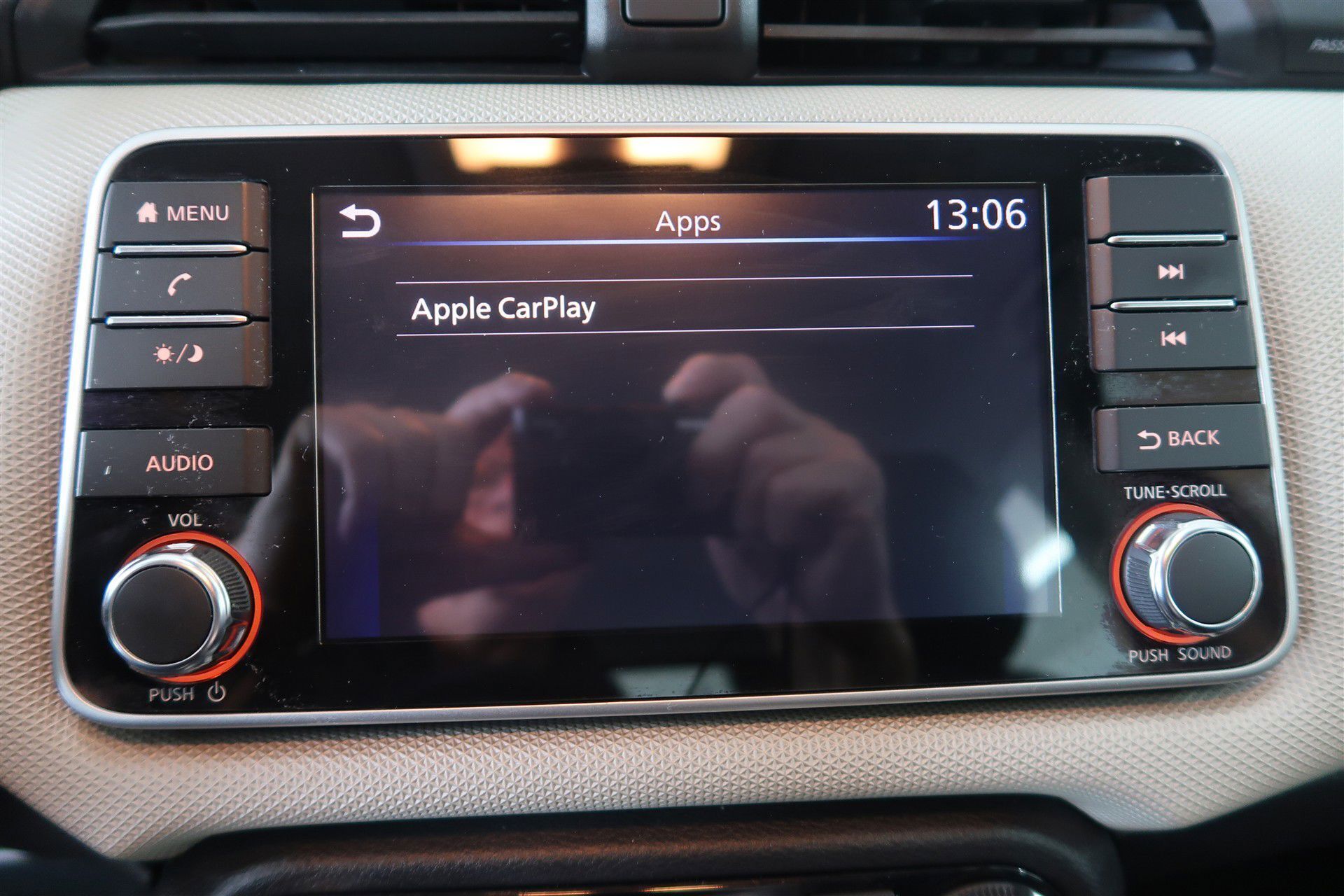 Rød Nissan Micra fra 2019