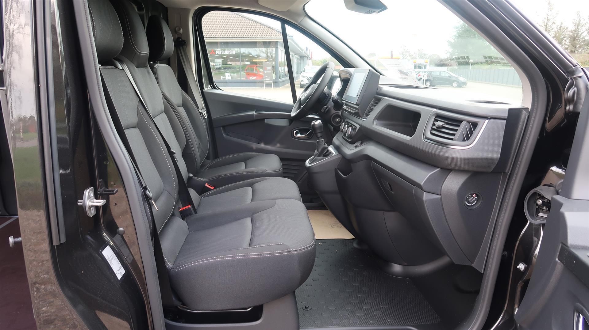 Sort Nissan Primastar fra 2023