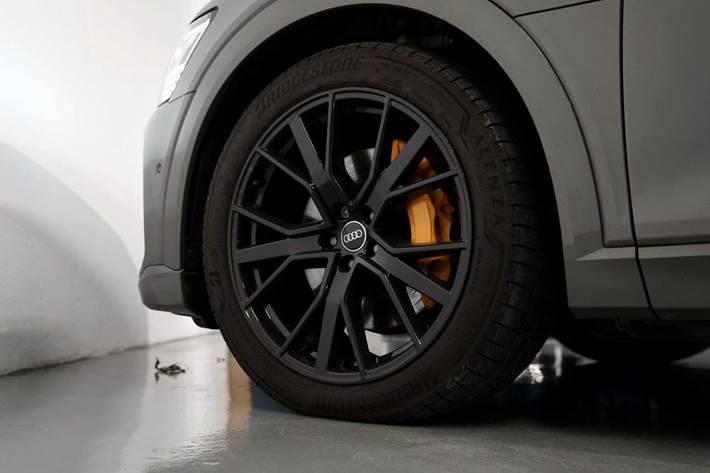 Grå Audi e-tron fra 2022