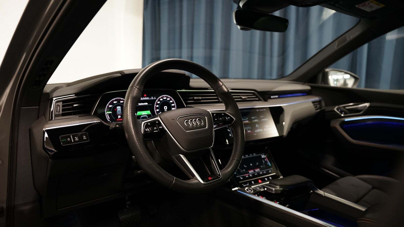 Grå Audi e-tron fra 2022