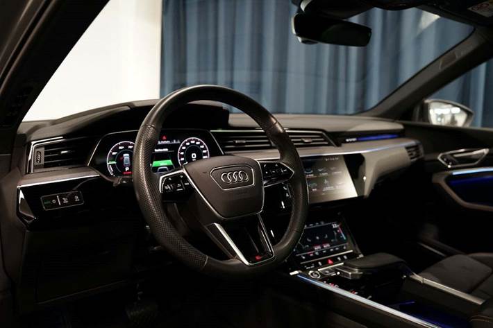 Grå Audi e-tron fra 2022