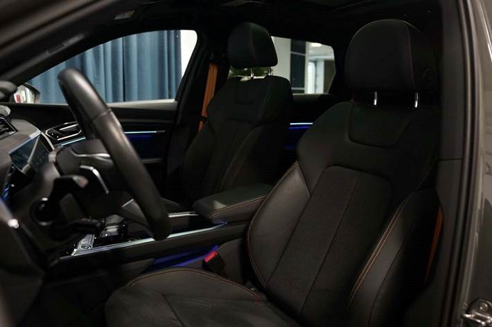 Grå Audi e-tron fra 2022