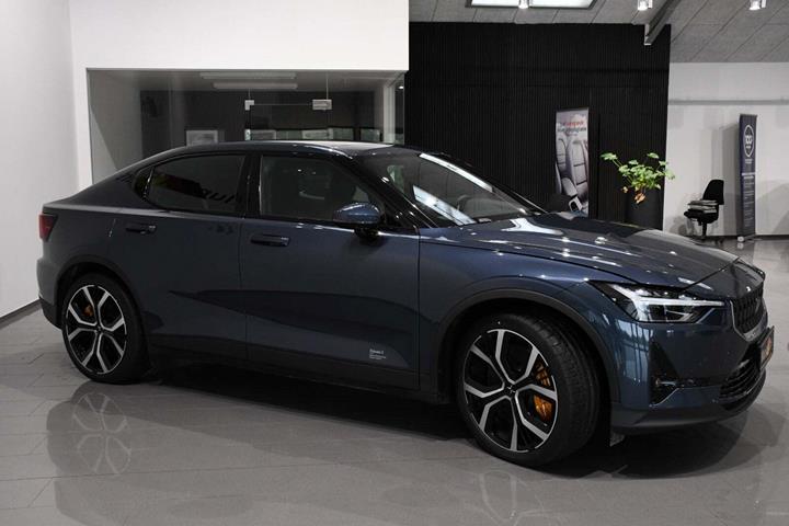 Gul Polestar 2 fra 2023