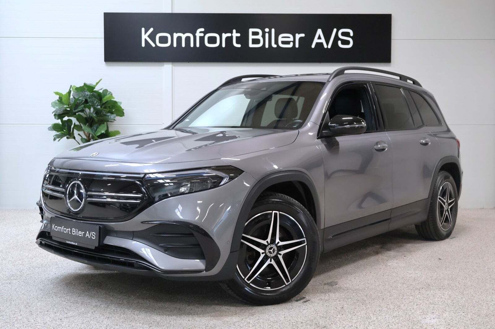 Grå Mercedes EQB300 fra 2023 set udefra