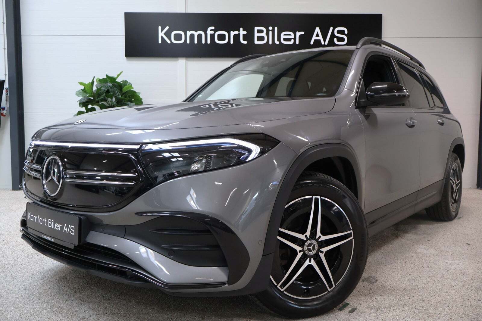 Grå Mercedes EQB300 fra 2023