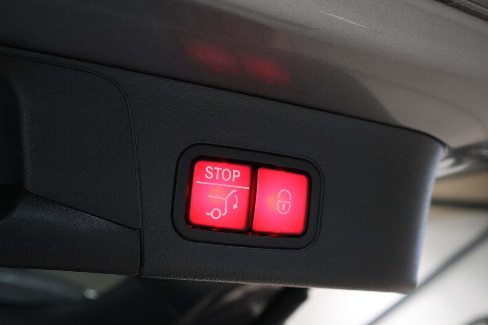 Grå Mercedes EQB300 fra 2023 set indefra