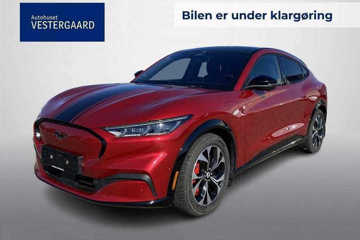 Rød Ford Mustang Mach-E fra 2023 set udefra