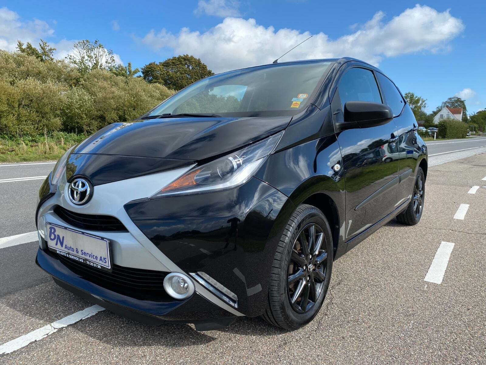Sort Toyota Aygo fra 2016 set udefra