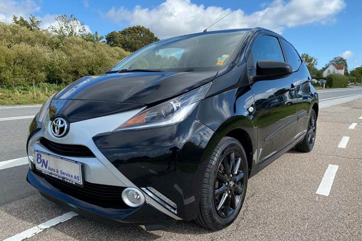 Sort Toyota Aygo fra 2016 set udefra