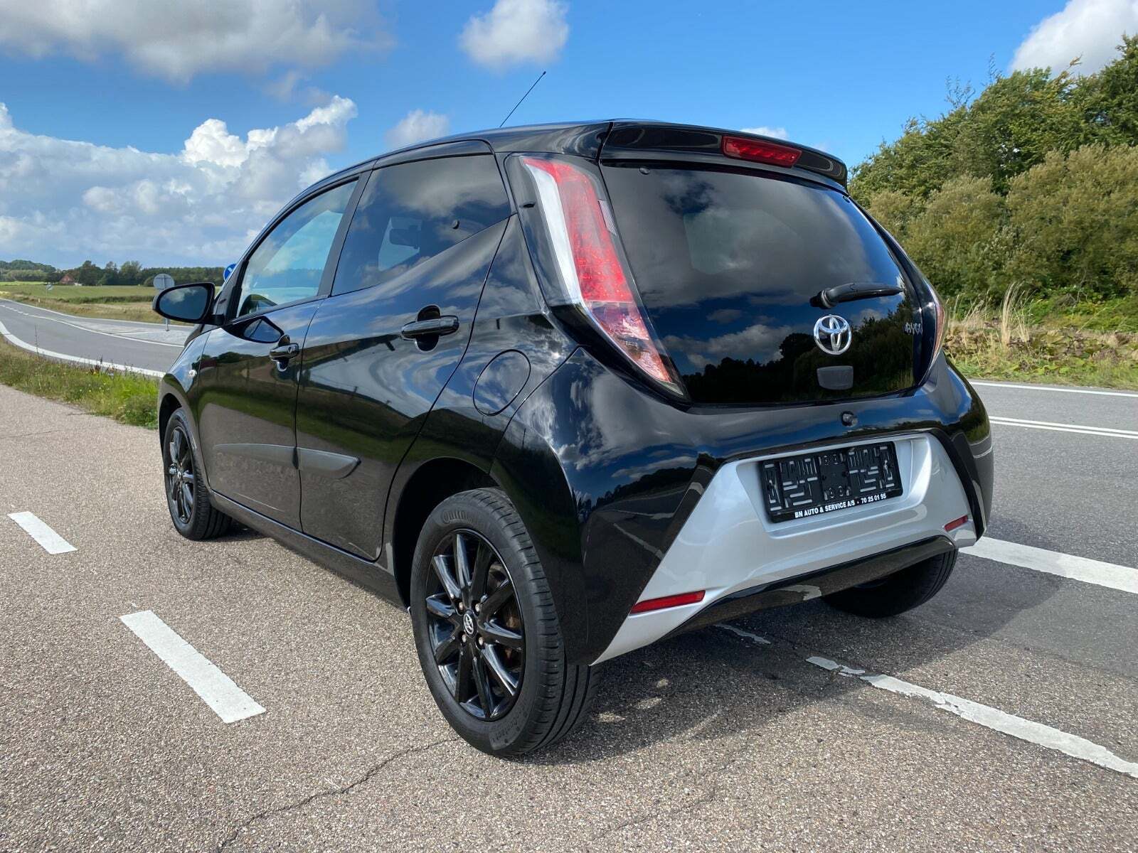 Sort Toyota Aygo fra 2016