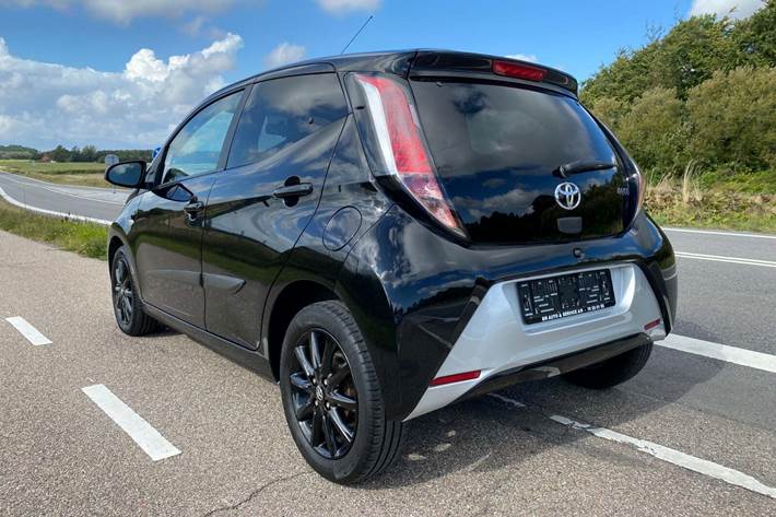 Sort Toyota Aygo fra 2016