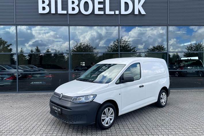 Hvid VW Caddy fra 2021 set udefra