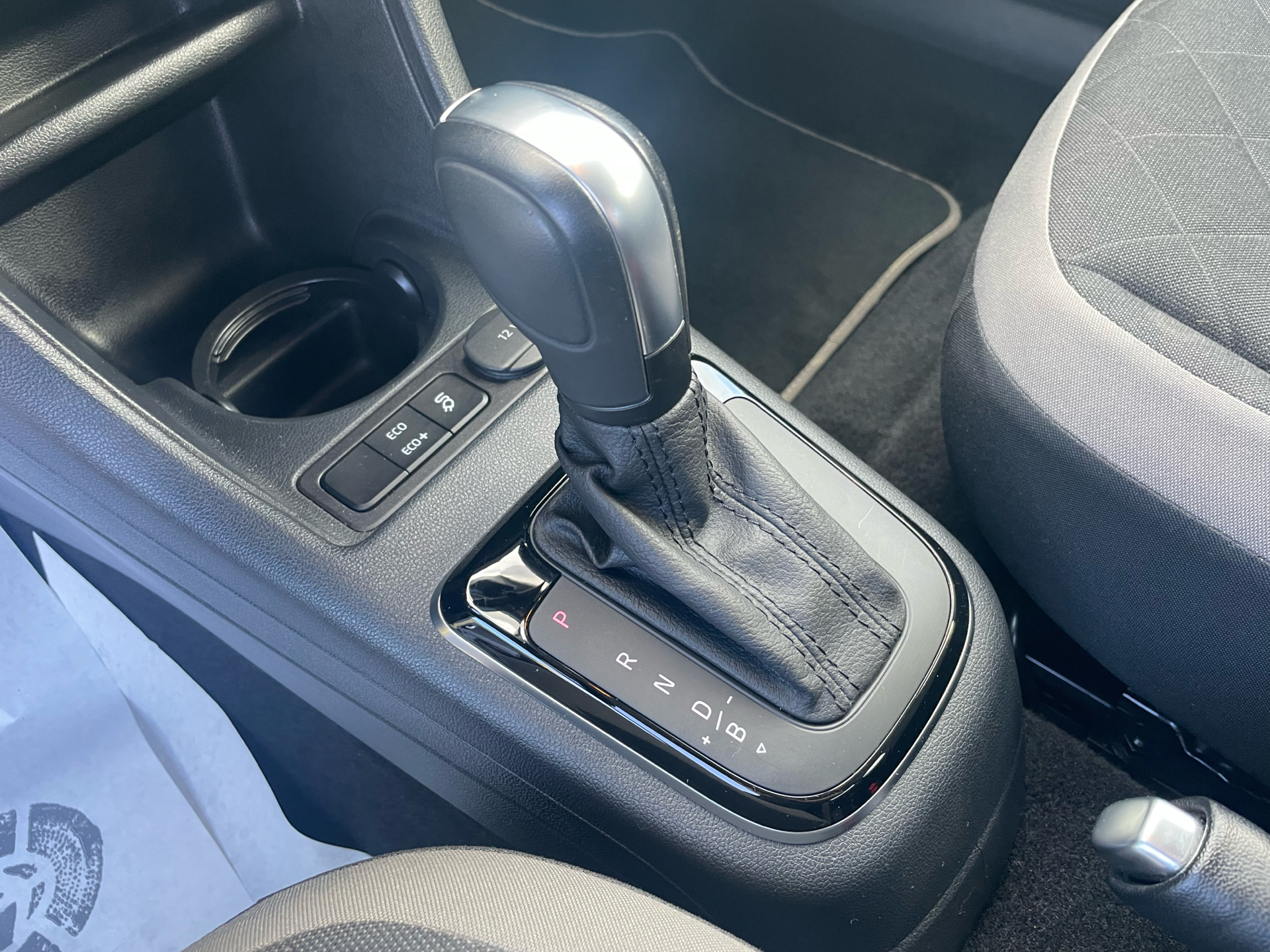 Gul VW e-up fra 2021 set indefra