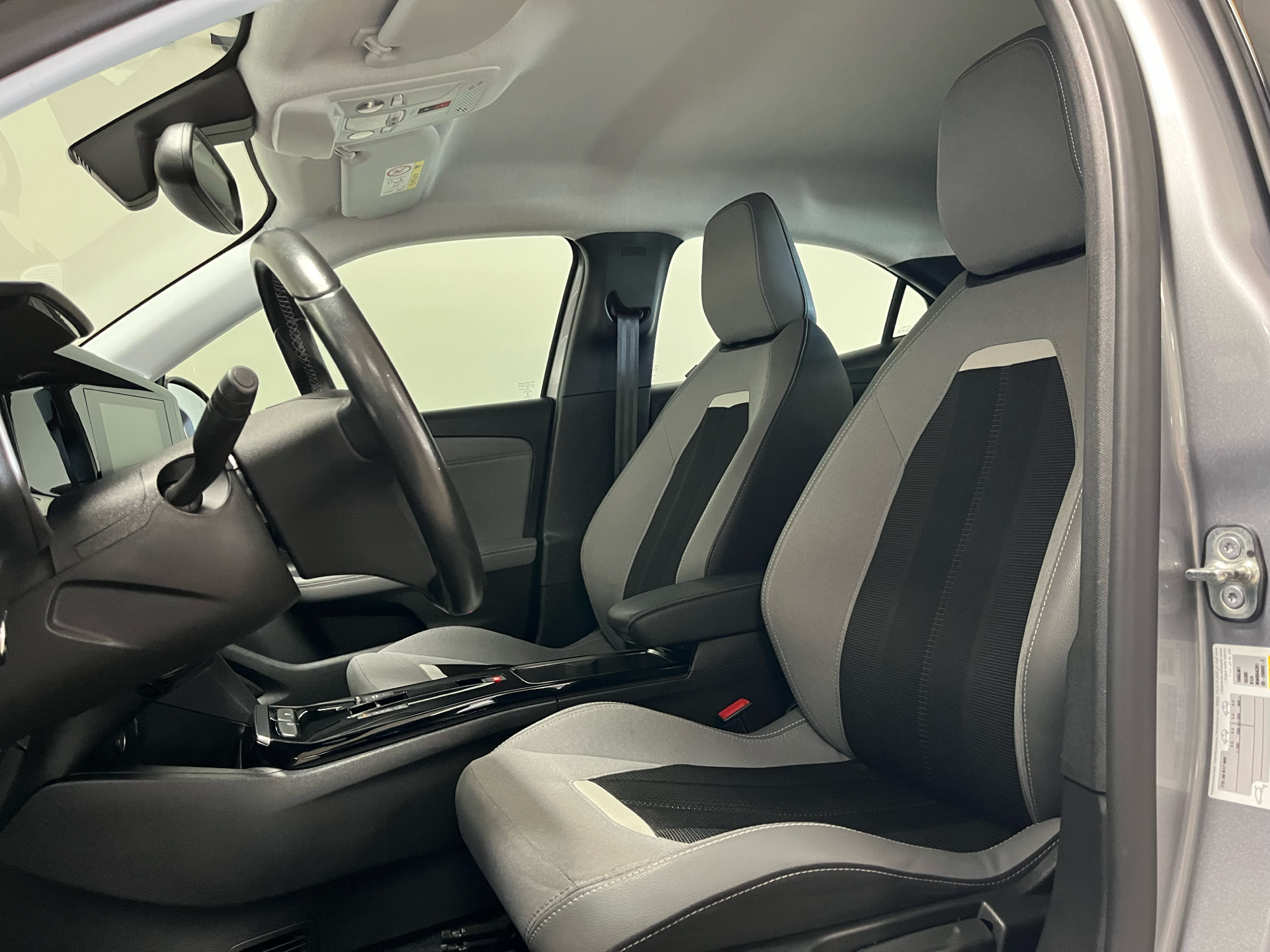 Grå Opel Mokka-e fra 2022
