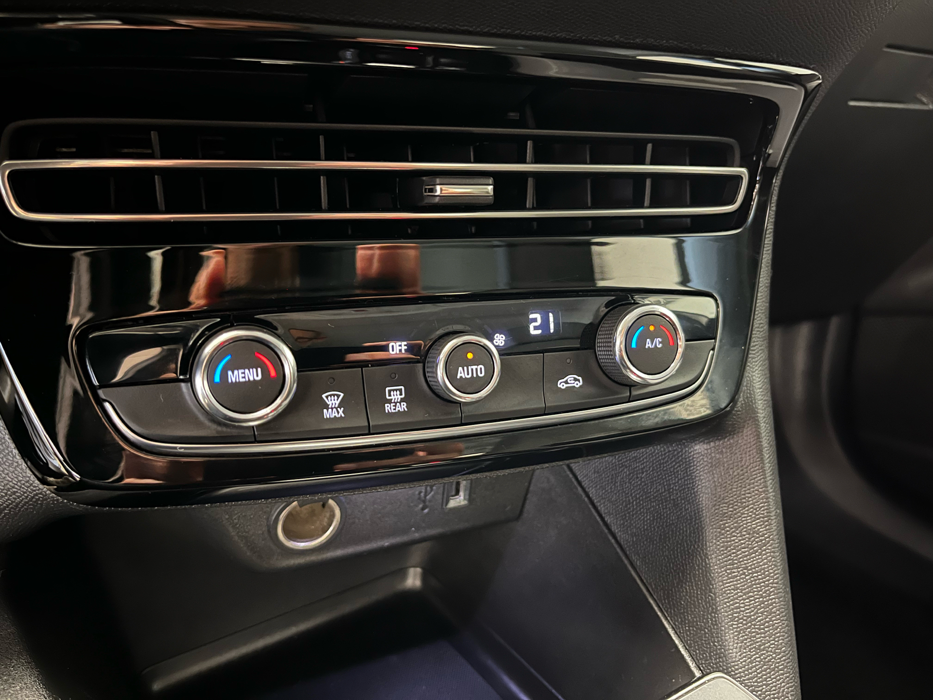 Grå Opel Mokka-e fra 2022