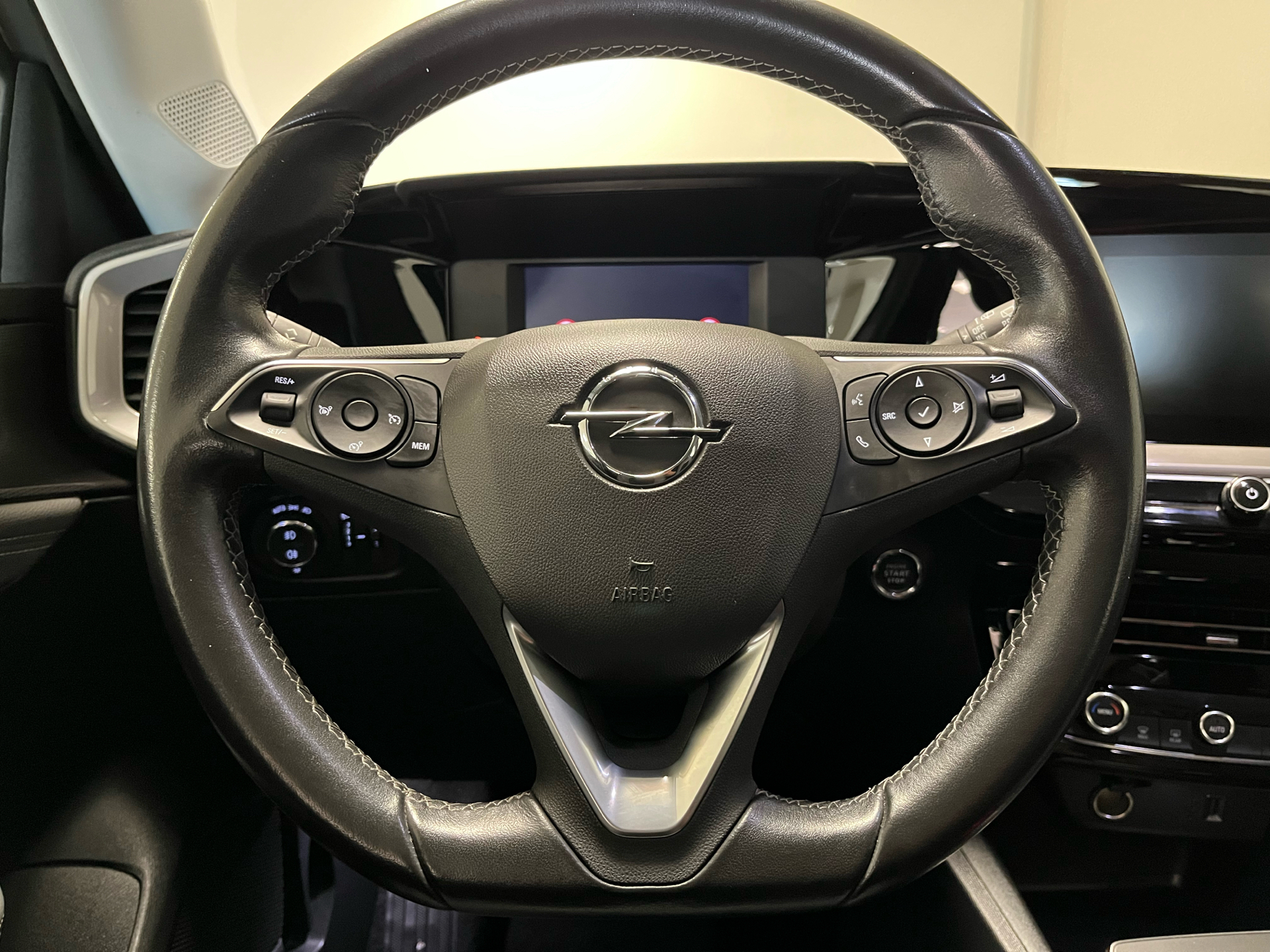 Grå Opel Mokka-e fra 2022
