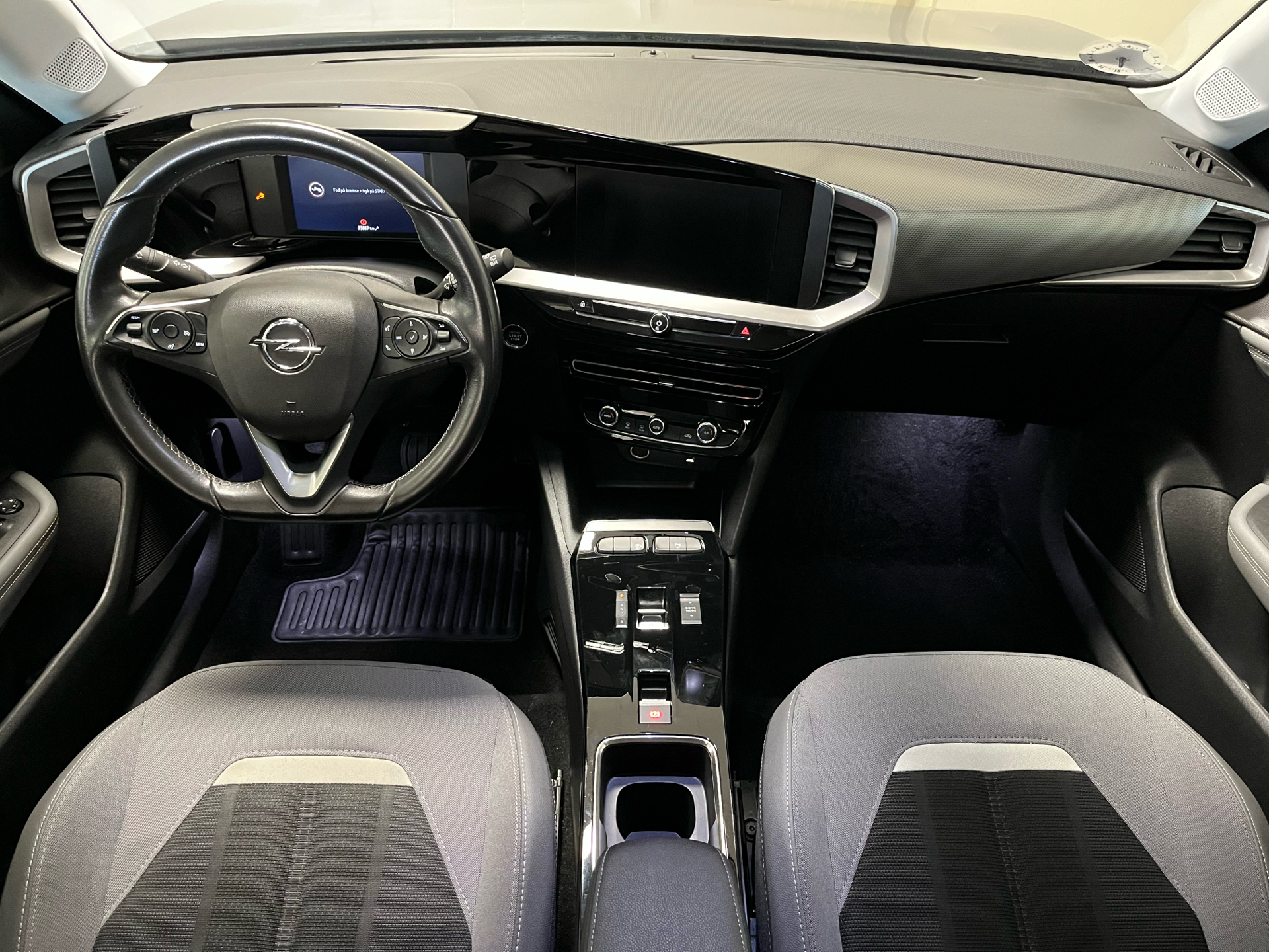 Grå Opel Mokka-e fra 2022