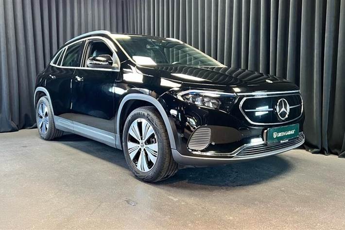 Sort Mercedes EQA 250 fra 2022 set udefra