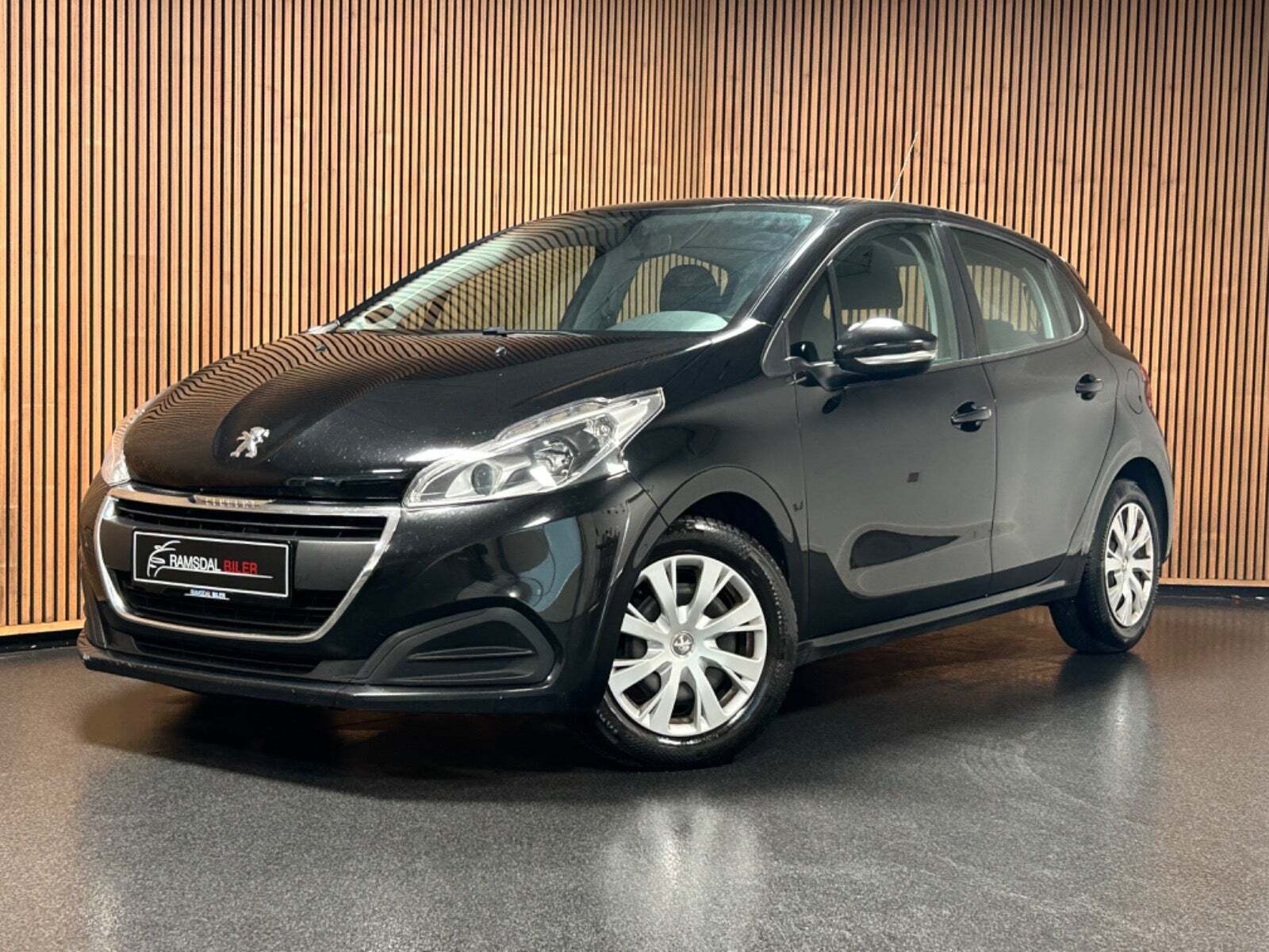 Sort Peugeot 208 fra 2015 set udefra