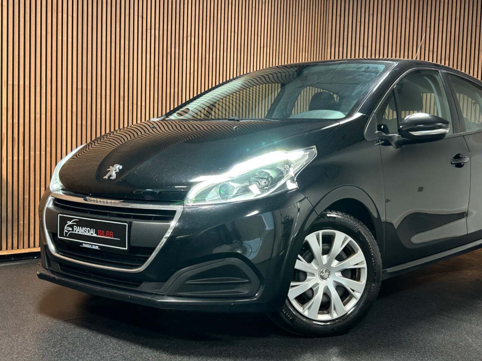 Sort Peugeot 208 fra 2015