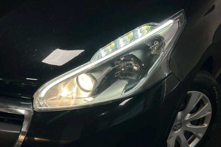 Sort Peugeot 208 fra 2015