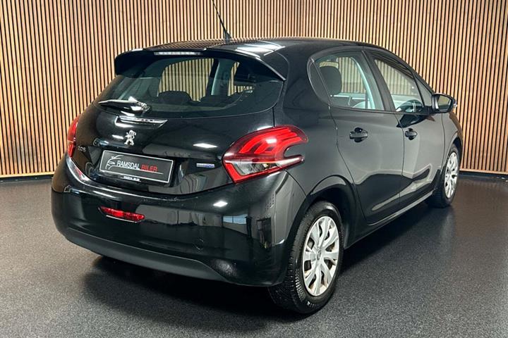Sort Peugeot 208 fra 2015