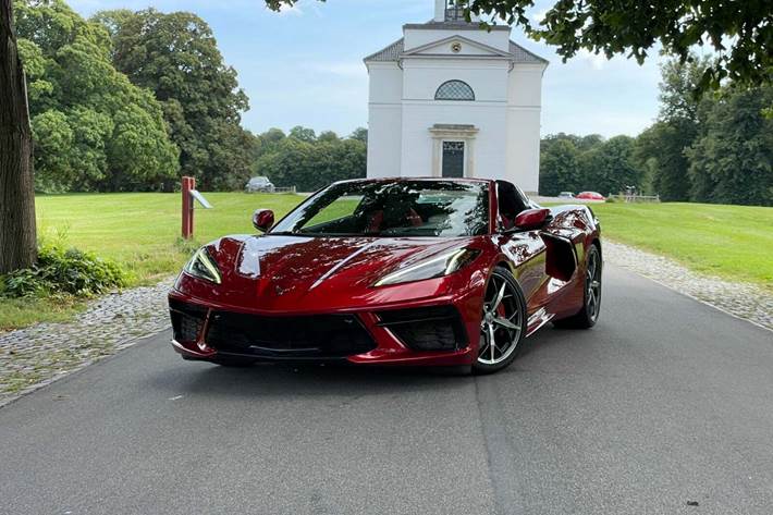 Rød Chevrolet Corvette fra 2021 set udefra