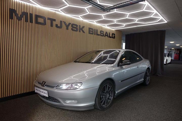 Sølv Peugeot 406 fra 2003 set udefra