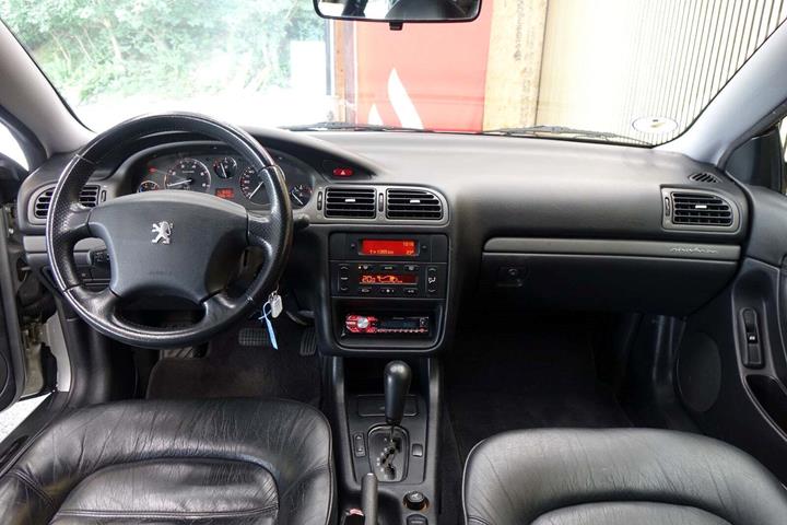 Sølv Peugeot 406 fra 2003