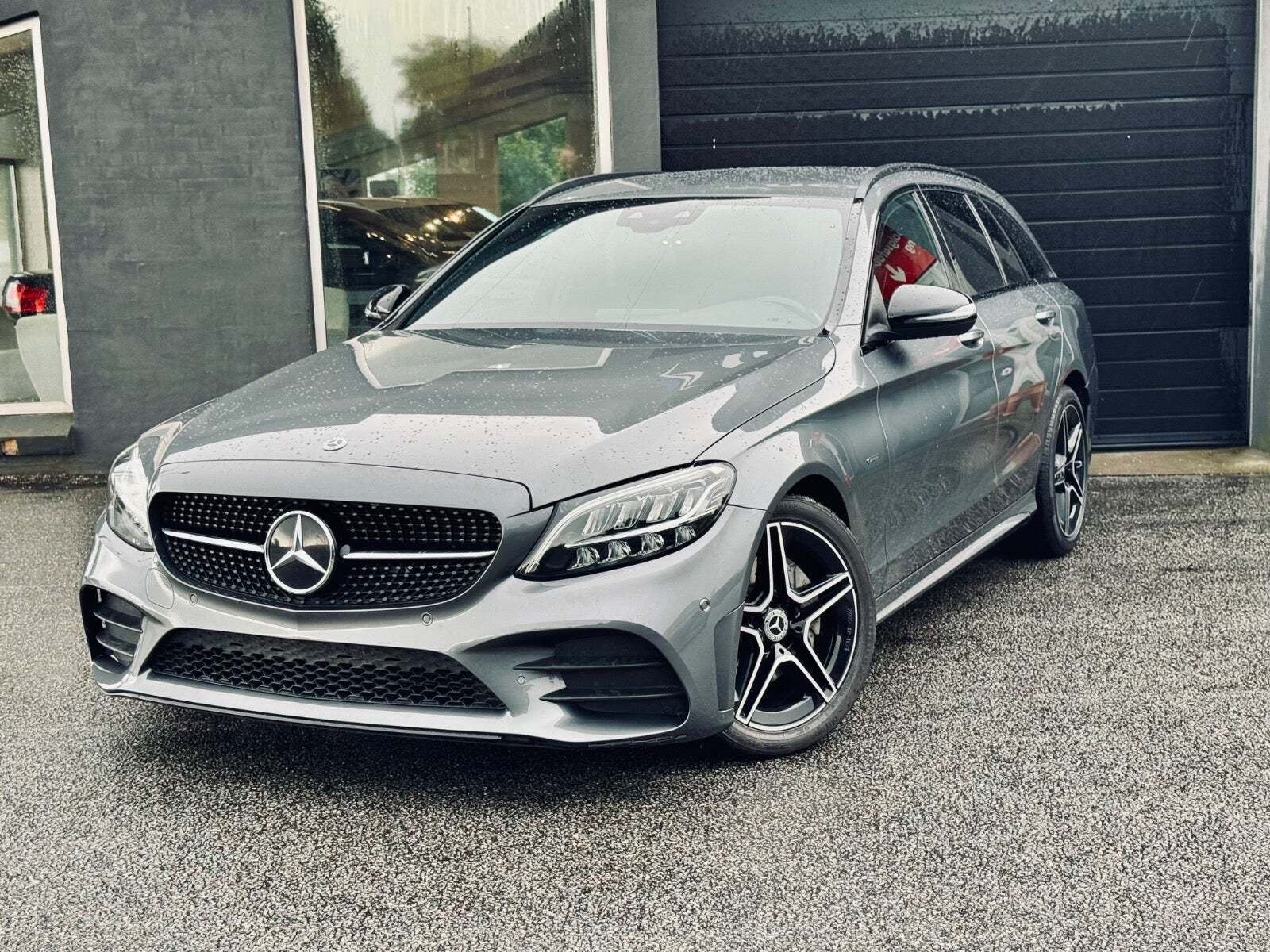 Grå Mercedes C220 d fra 2021 set udefra