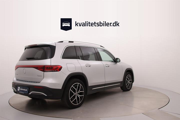 Sølv Mercedes EQB300 fra 2023
