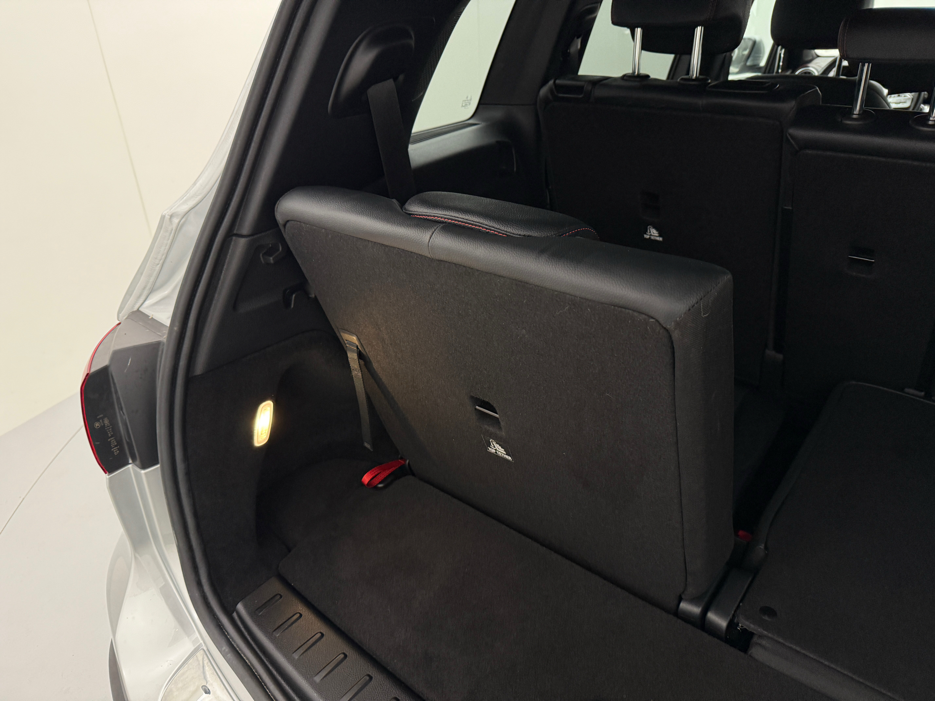 Sølv Mercedes EQB300 fra 2023