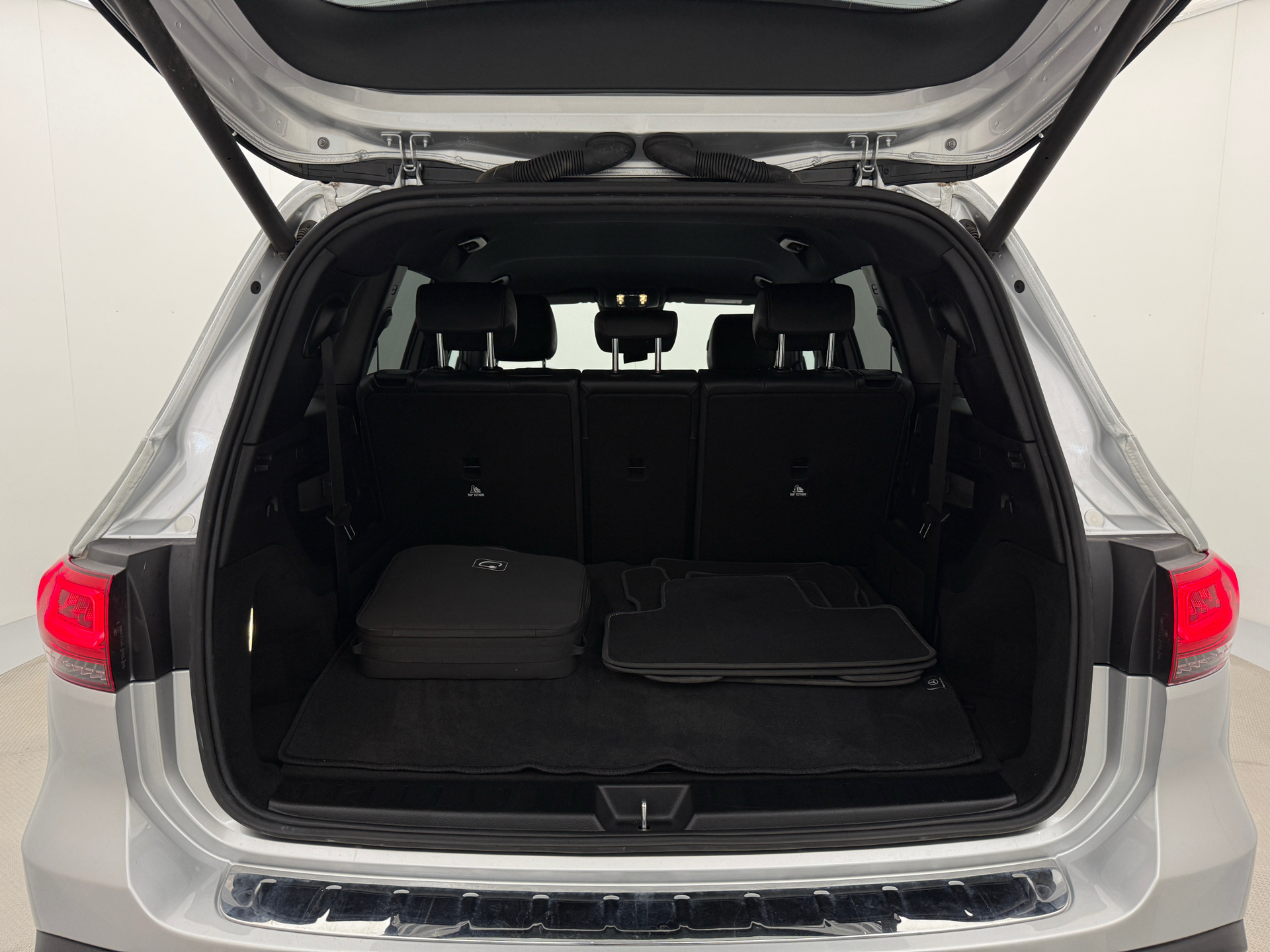 Sølv Mercedes EQB300 fra 2023