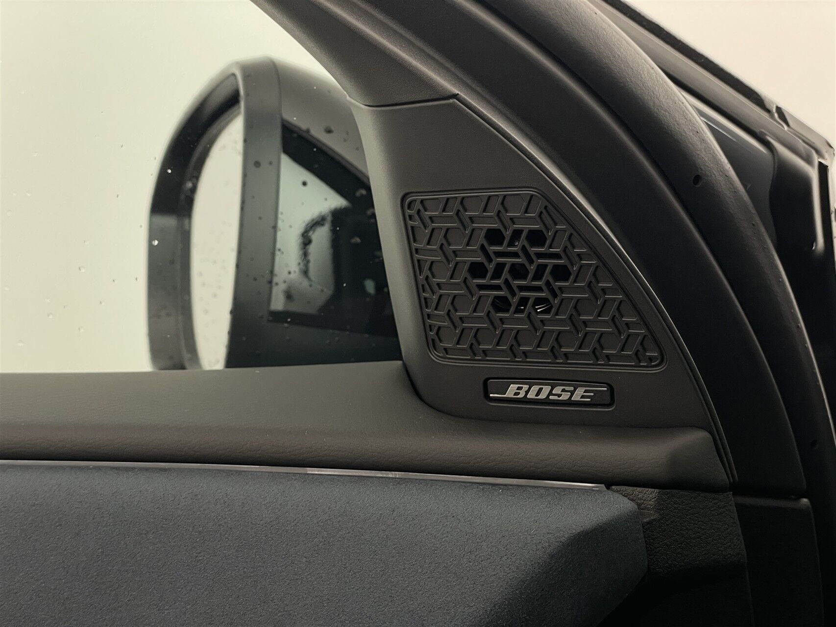 Grå Nissan Ariya fra 2025