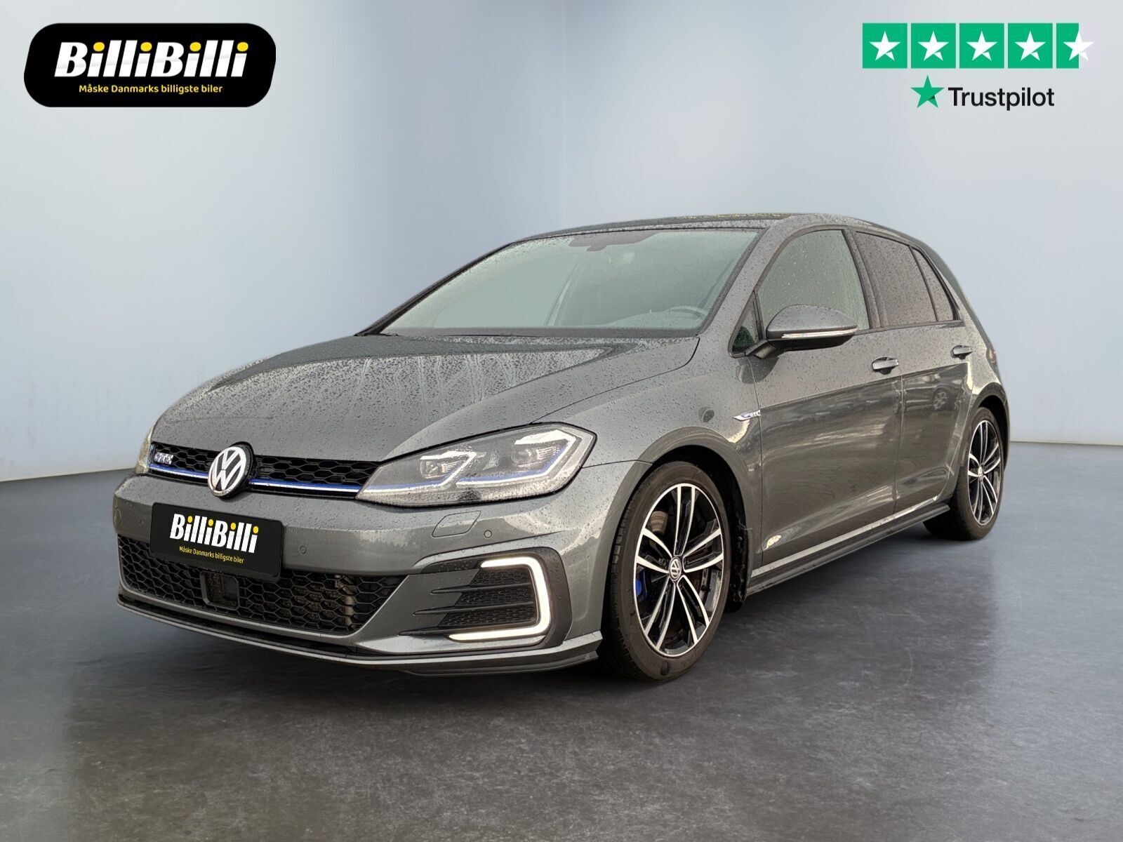 Beige VW Golf VII fra 2020 set udefra