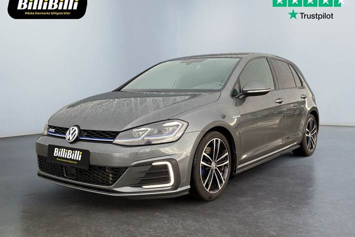 Beige VW Golf VII fra 2020 set udefra