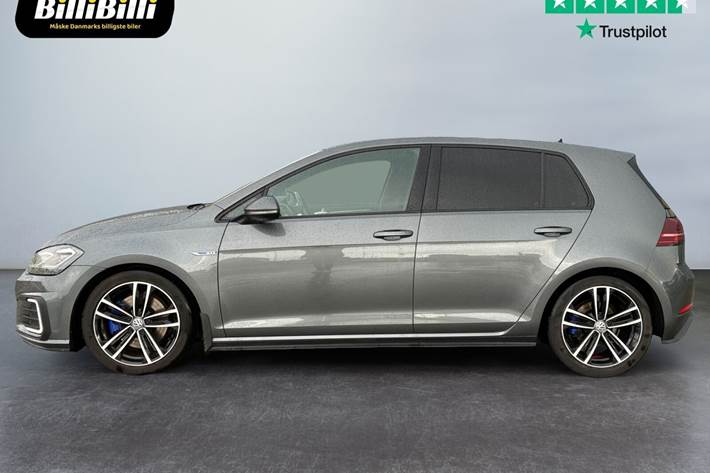 Beige VW Golf VII fra 2020
